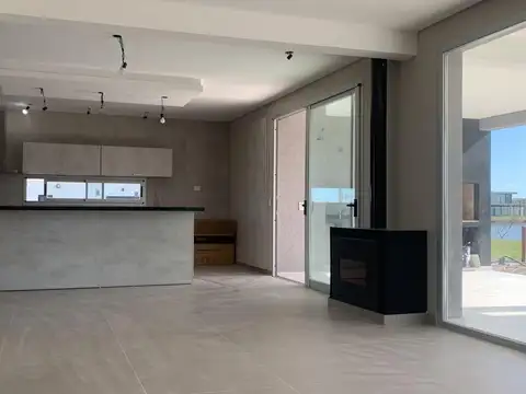 CASA  EN VENTA SEBASTIAN GABOTO FONDO LAGUNA HUDSON