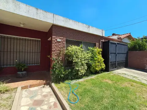 CASA, 3 DORMITORIOS, COCHERA, PARQUE, PISCINA. DEPENDENCIA AL FONDO A RECICLAR.