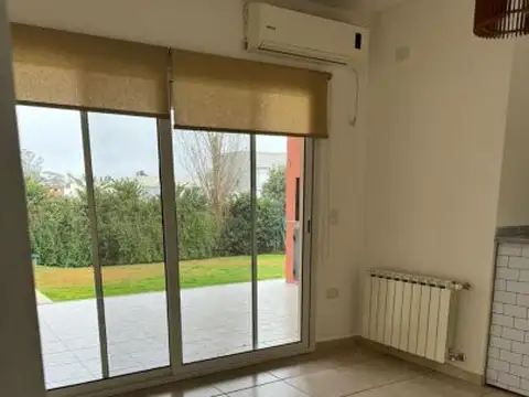 Casa en Alquiler con 2 cocheras