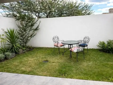 Casa Venta en Solares de Manantiales de 2 dormitorios y 2 baños con cochera