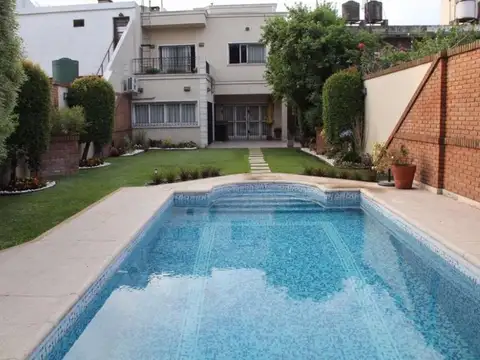 Casa en Venta con 2 cocheras