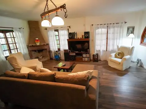 VENTA  Casa 4 ambientes Parque Leloir, Ituzaingo