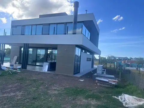 Casa en Venta con 3 cocheras