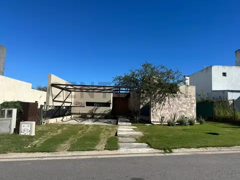Exclusiva Propiedad en una sola planta – Barrio Privado Las Cañitas