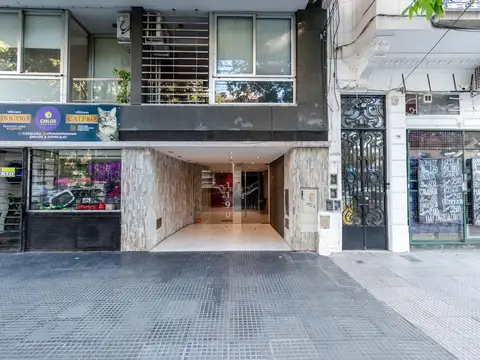 Luminosa oficina en venta, semi piso alto, en Caballito, cerca de todo.