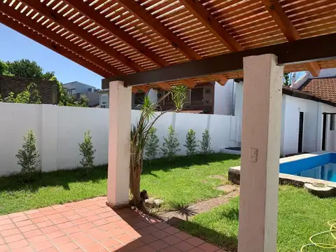 Casa - Martinez 3 Dorm con Muy buen Jardín, Pileta