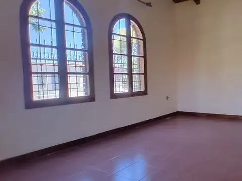 Casa 6 ambientes con 2 baños