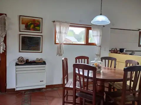 Casa 4 ambientes con 2 baños