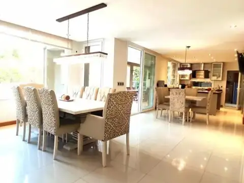 Casa en Venta con 2 cocheras