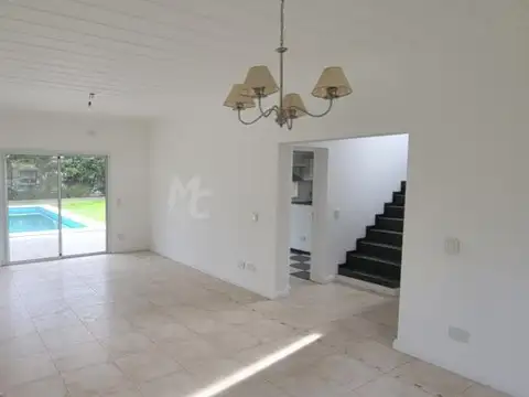 Casa en Alquiler con 2 cocheras