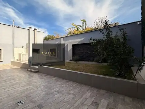 Casa en venta c/ cochera en Godoy Cruz