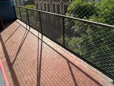 2 AMBIENTES CON BALCON. (EN LA MEJOR ZONA DEL BARRIO)
