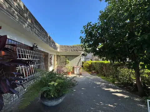 CASA EN VENTA TRES AMBIENTES CON GARAGE Y PATIO EN VILLA LUGANO
