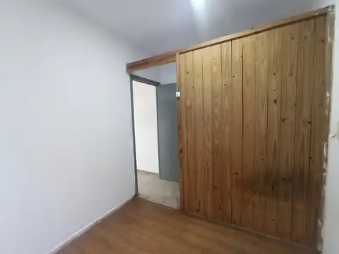 2º por escalera, 1º en precio: depto con patio sobre Av. Alberdi