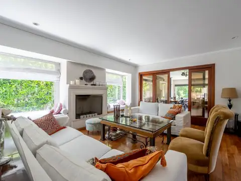 Casa 6 ambientes con 2 baños