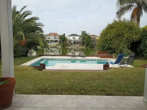 Casa en Alquiler con 1 cochera