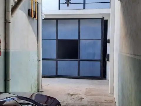ALQUILER Galpón en Temperley Este   200m2   primer piso con aparejo de 1500kg