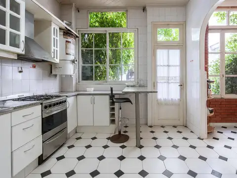 Casa 8 ambientes con 4 baños