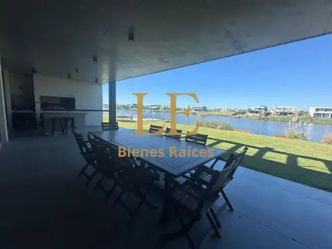 Casa en Alquiler con 3 cocheras