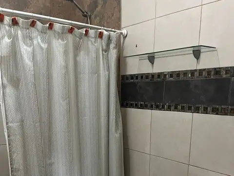 Casa 7 ambientes con 1 baño