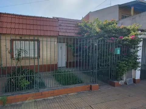 OPORTUNIDAD! CASA 3 AMB C/GRAN FONDO LIBRE Y COCHERA! LANUS