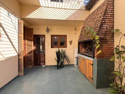 Av Ovidio Lagos al 2400