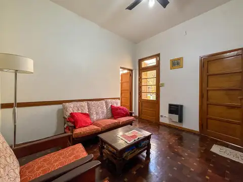 Casa 6 ambientes con 2 baños