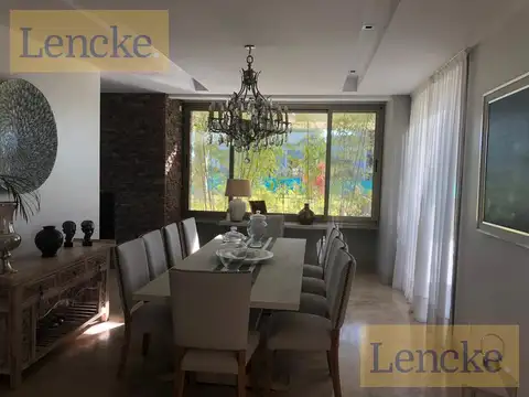 Casa en Venta con 6 cocheras