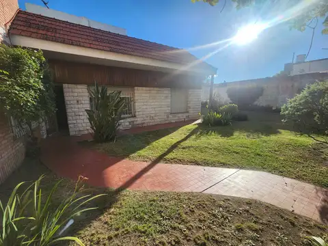 Importante Propiedad en Esquina – Casa en Dos Plantas con Dos Locales Comerciales