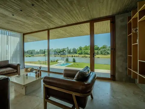 CASA EN VENTA EN AREA 60 CON VISTA A LA LAGUNA