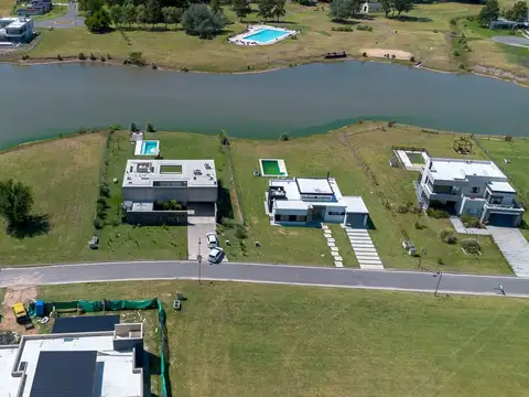 Casa en Venta con 4 cocheras