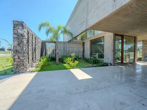 CASA EN VENTA EN AREA 60 CON VISTA A LA LAGUNA