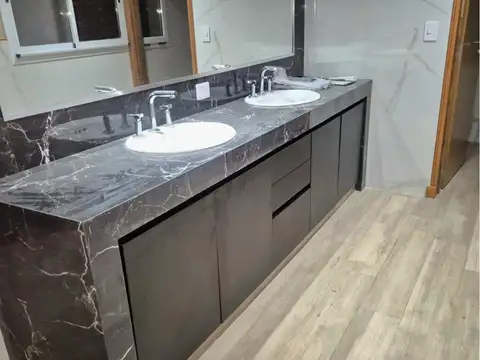 Casa en Venta con 3 cocheras
