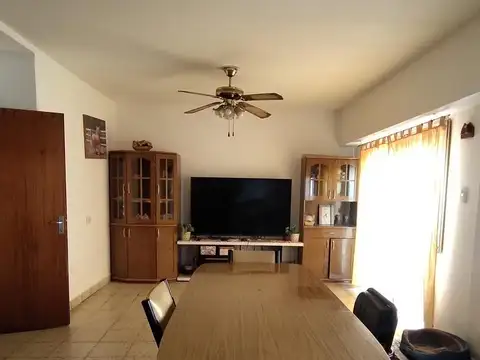 Casa 8 ambientes con 2 baños