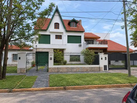 VENTA CASA-3 PISOS-JARDIN-QUINCHO-PARRILLA-PILETA