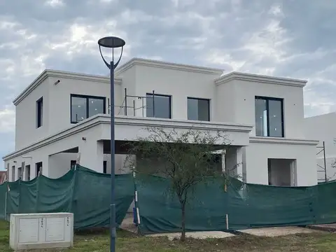 Casa 5 ambientes con 4 baños