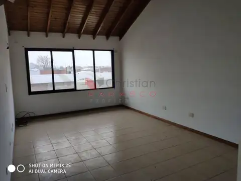 Alquiler de departamento monoambiente en segundo piso En Villa Bosch, sobre zona comercial