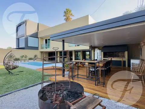 Casa en Venta con 4 cocheras