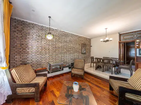 Casa 7 ambientes con 2 baños