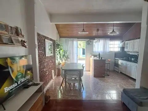 CASA A METROS DE HIPOLITO YRIGOYEN CON PILETA Y FDO 