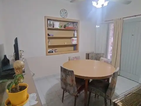 Casa PH al frente de 3 ambientes mas local ezpeleta este