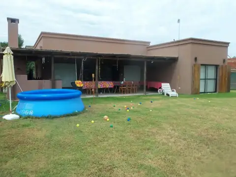 Casa 4 ambientes con 2 baños