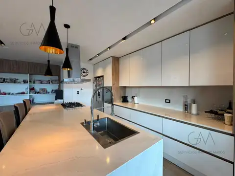 Casa en Venta con 2 cocheras