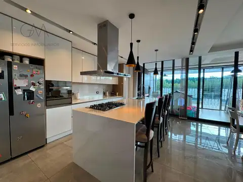 Casa 6 ambientes con 4 baños
