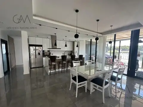 Casa 5 ambientes con 4 baños