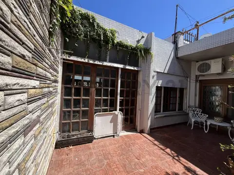 Casa en venta en Berisso con local comercial adelante