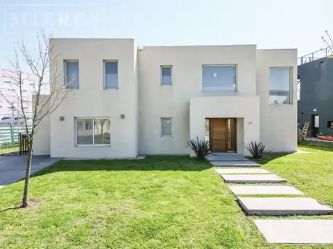 Casa en venta sobre lote interno  Barrio Acacias Puertos