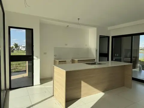 Casa en Venta con 4 cocheras