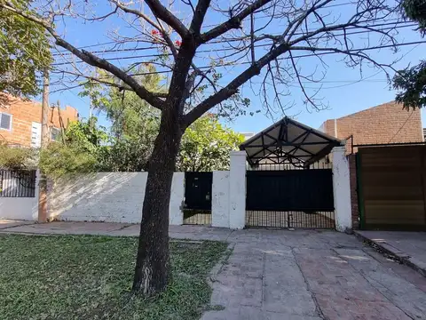 Casa con departamento sobre Av Las Heras, 400 m2, zona UNNE