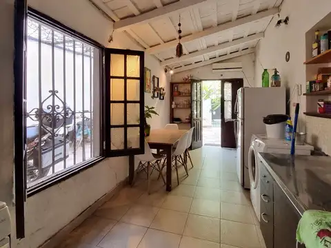 Casa con departamento sobre Av Las Heras, 400 m2, zona UNNE